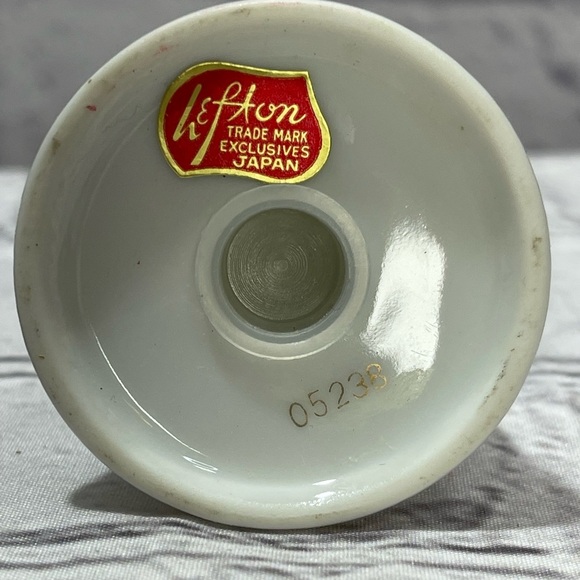 Vintage Lefton Christmas Holly Berries Salt & Pepper Shaker Set - Picture 5 of 6